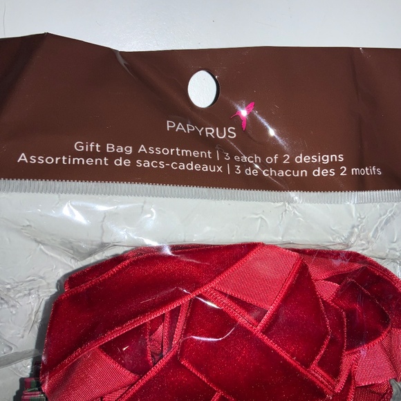 Papyrus holiday gift bags assortment 3 each of 2 designs New - Picture 2 of 3